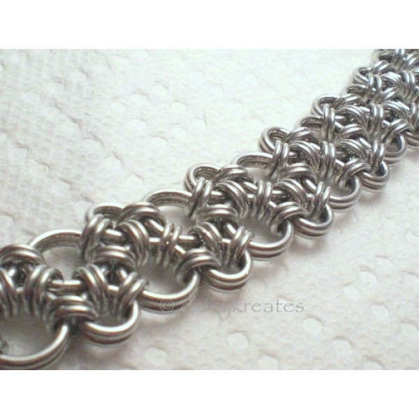 Hodo bracelet features soft texture with lacy outline