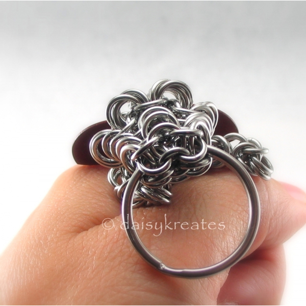 Chainamille Pet Dragon has big eyes and carries a split ring