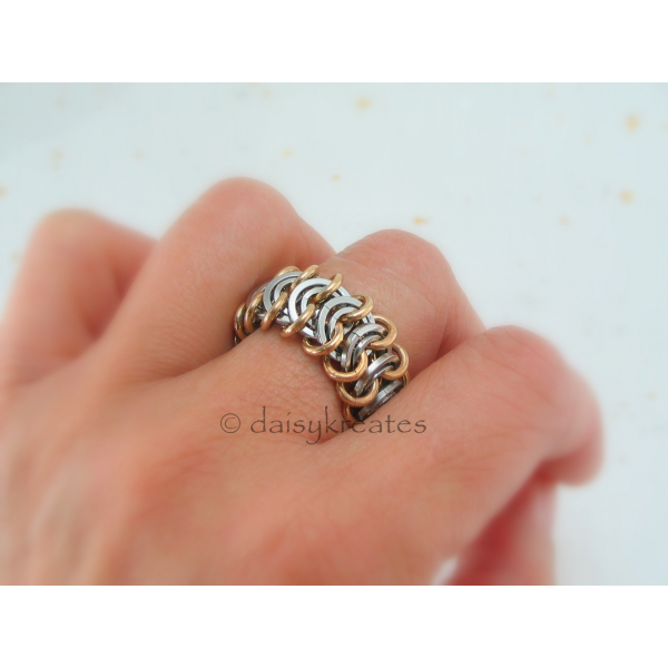 Chainmaille Vertebrae Finger Ring with a comfortable and versatile size