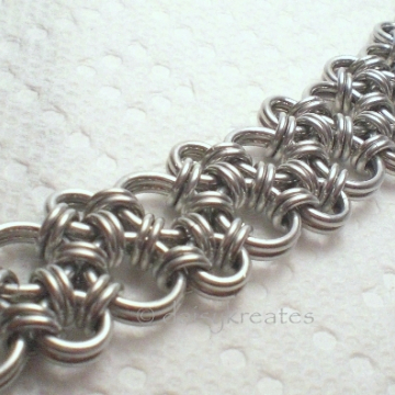 Hodo bracelet features soft texture with lacy outline